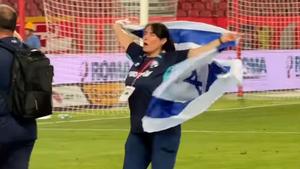 Sa zastavom Izraela izlazila s terena Marakane, pogledajte kako su reagovali navijači Zvezde